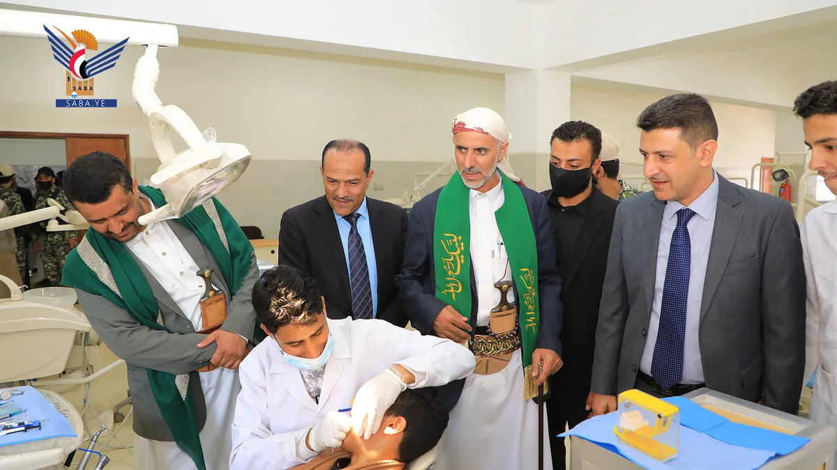 العلامة مفتاح يتفقد سير التعليم بكلية طب الأسنان بجامعة صنعاء