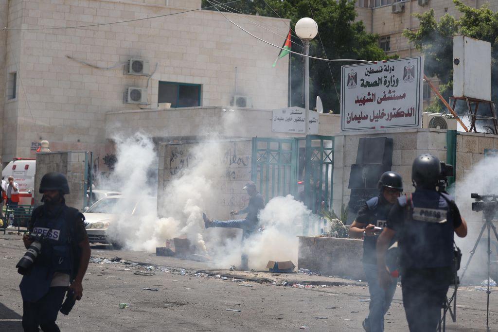 العدو الإسرائيلي يغلق عدة طرق في منطقة يعبد بجنين ويطلق قنابل الغاز تجاه مدرسة في المغير برام الله