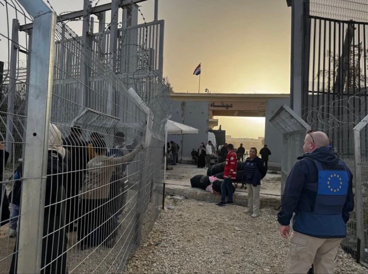 رِحلةُ العابرينَ مِن بوّابةِ الموتِ في مَعبرِ رَفَح