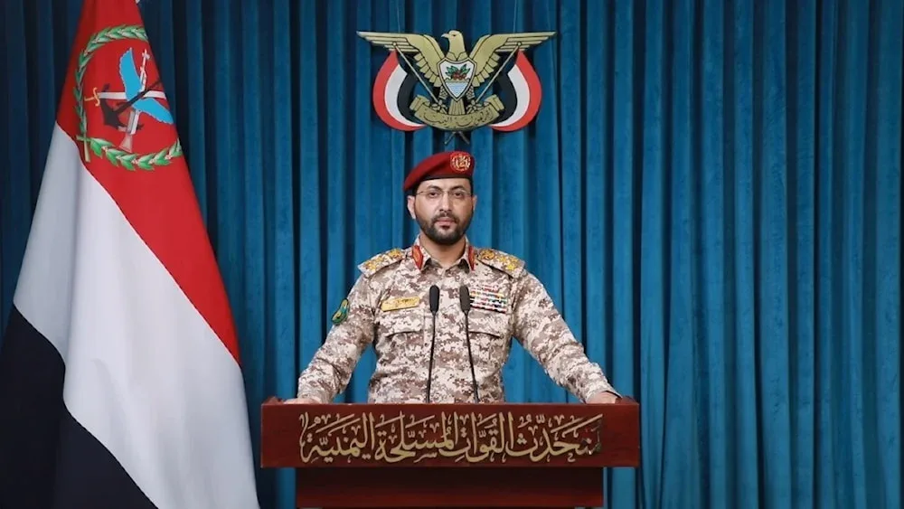 القوات المسلحة اليمنية تستهدف سفينة إنزال سعودية وأربعة زوارق في البحر الأحمر