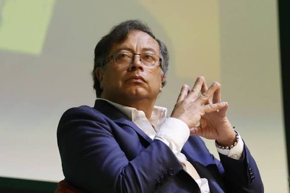 الرئيس الكولومبي يدين إعلان ترامب إغلاق المجال الجوي لفنزويلا