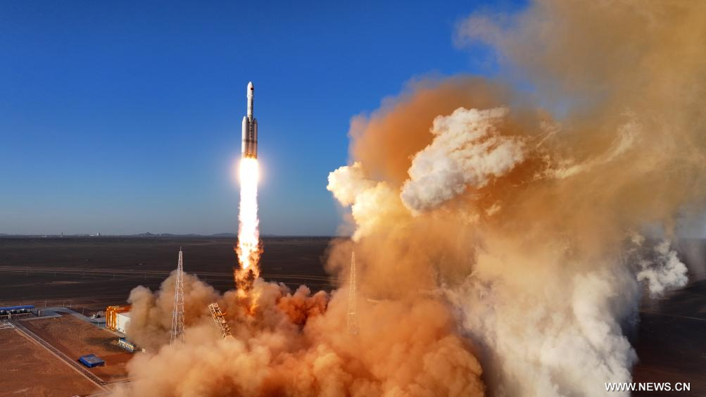 الصين تطلق صاروخا يحمل ثلاثة أقمار صناعية
