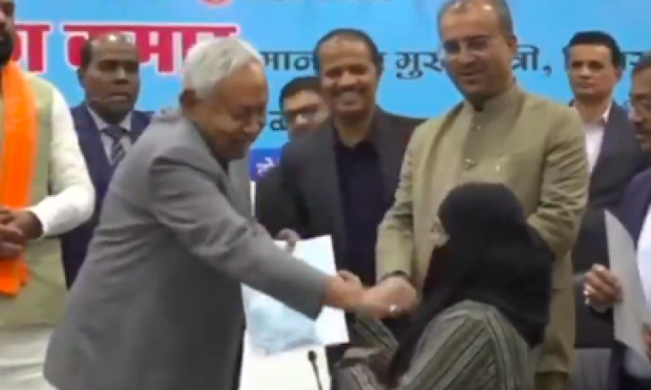 استياء واسع بعد قيام مسؤول هندي بإزالة النقاب عن طبيبة مسلمة خلال حفل رسمي