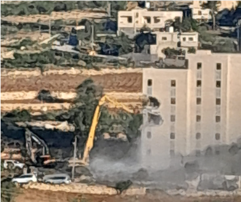 العدو الإسرائيلي يهدم عمارة سكنية قيد الانشاء في بيت أمر شمال الخليل