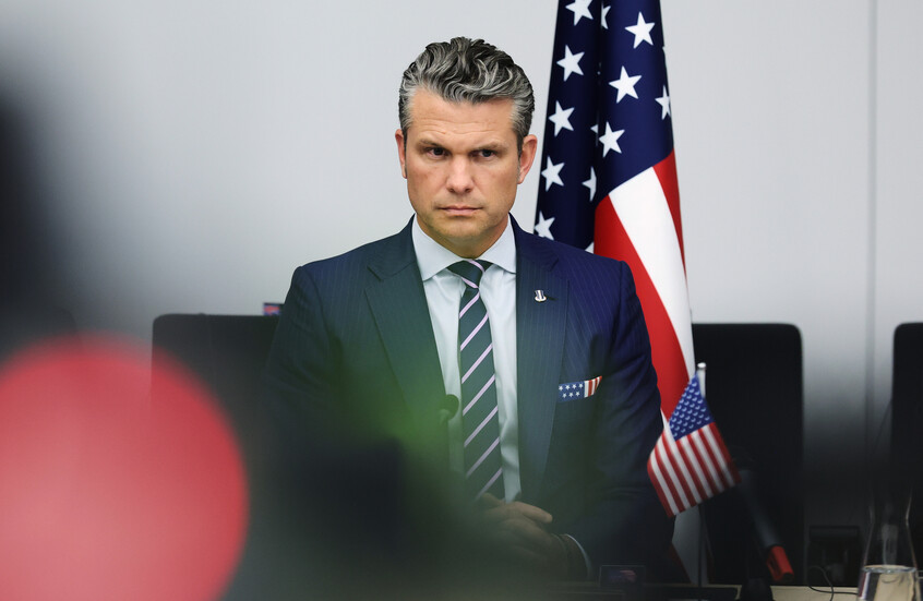 البنتاغون يعلن هبوط طائرة وزير الحرب الأميركي في بريطانيا