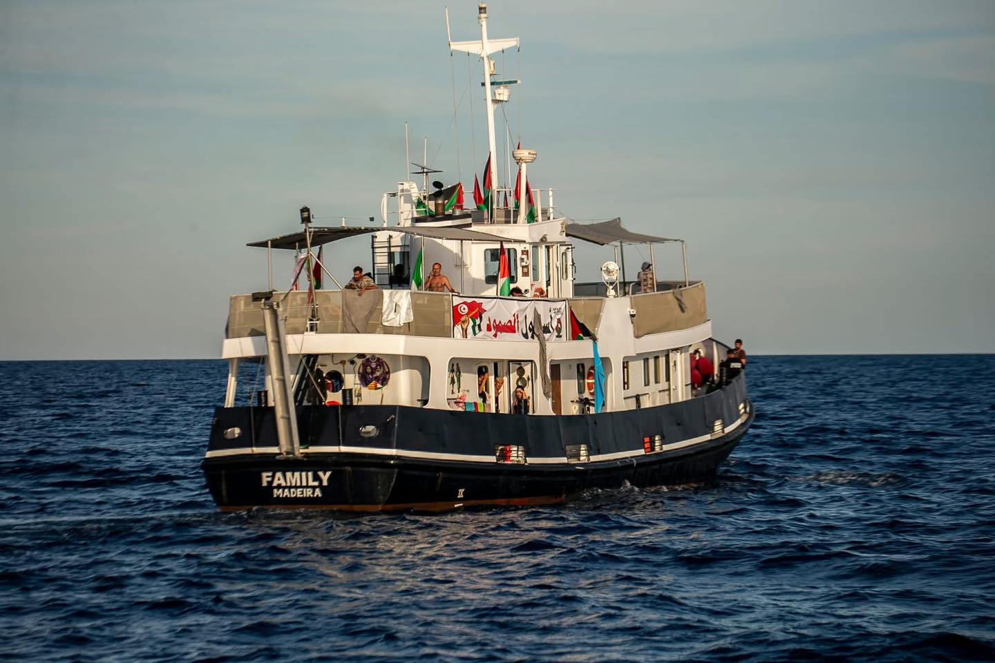 "أسطول الصمود" على بُعد 825 كم من غزة ومسيّرتان تهددانه