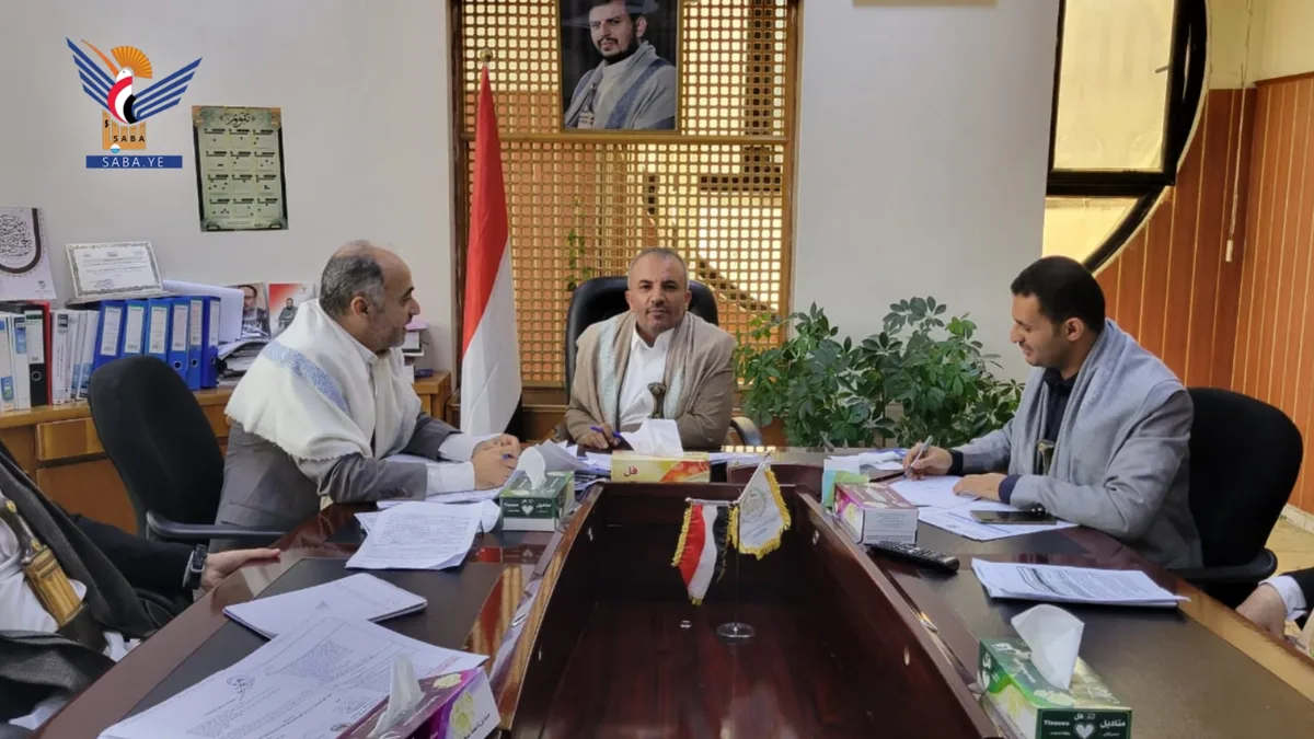 وزير الخدمة المدنية يطلع على مستوى أداء هيئة التأمينات والمعاشات