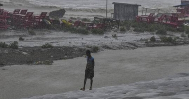 السلطات البنغلاديشية تجلي 800 الف شخص بسبب إعصار مدمر يجتاح قرى ساحلية