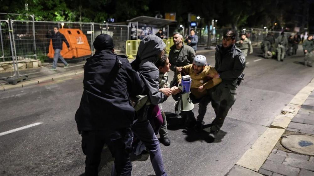 شرطة العدو الصهيوني تخلي بالقوة عشرات المتظاهرين أمام الكنيست