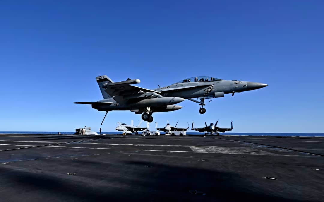 مسؤول أمريكي: طائرة إف 18 سقطت أثناء مناورتها لتفادي النيران اليمنية
