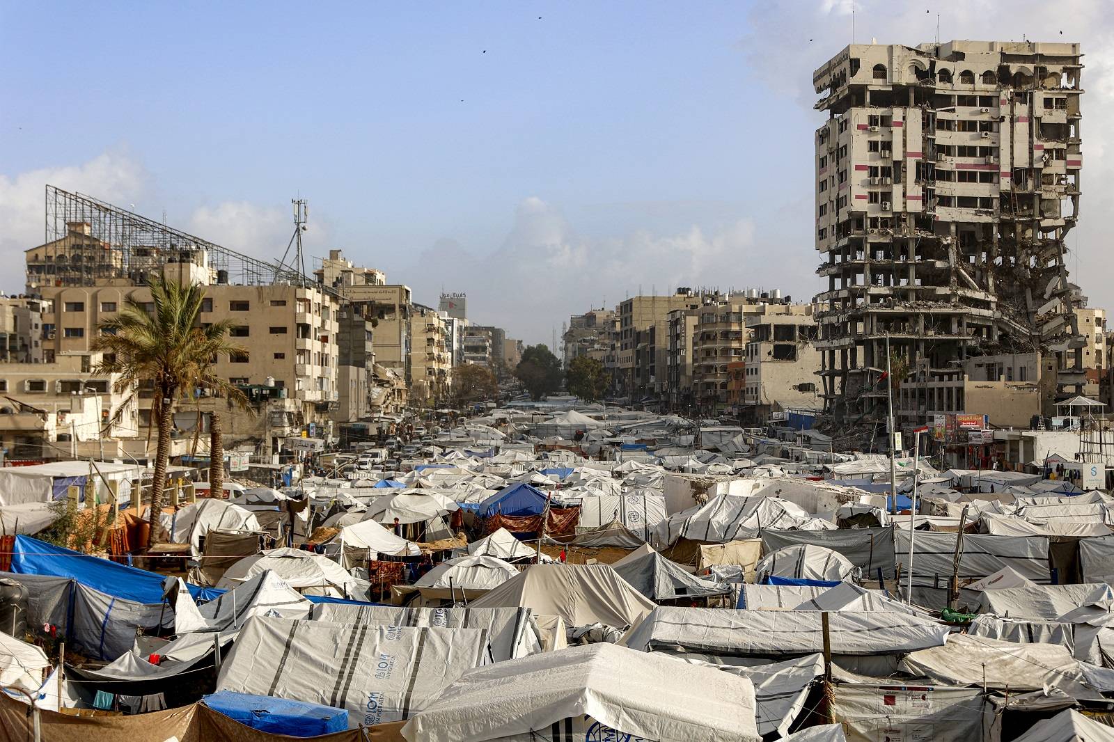 غزة.. وفاة رضيعة وإصابة 3 آخرين إثر حريق في خيمة نازحين