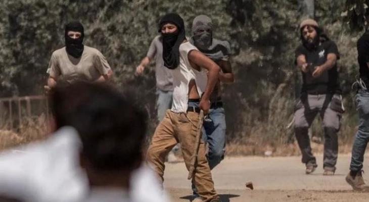 مستوطنون يُهاجمون منازل فلسطينية جنوبي نابلس