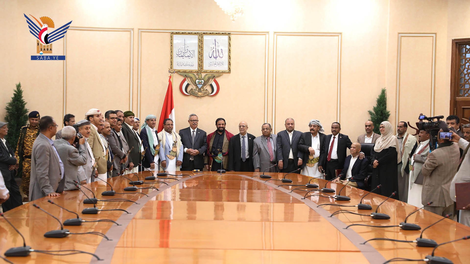 الرهوي يكرم أعضاء من حكومة بن حبتور الرهوي يكرم أعضاء من حكومة بن حبتور