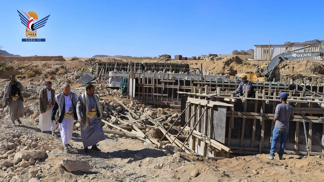 محافظ صعدة يطلع على أعمال سفلتة المرحلة الثانية من مشروع صعدة دماج آل سالم