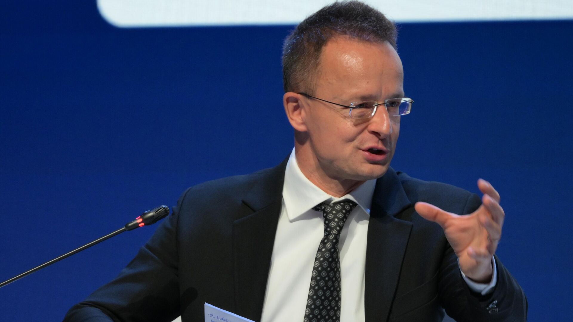 سيارتو: أوروبا "تصرخ" لعدم دعوتها إلى طاولة المحادثات الروسية الأمريكية بشأن أوكرانيا