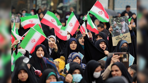 انطلاق مسيرات جماهيرية حاشدة احتفالا بذكرى انتصار الثورة الإسلامية في إيران