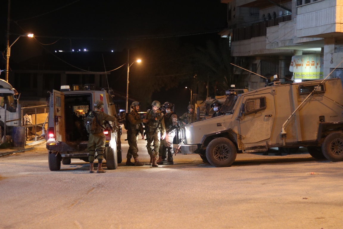 العدو الإسرائيلي يعتقل 5 فلسطينيين خلال مداهمات بالضفة الغربية