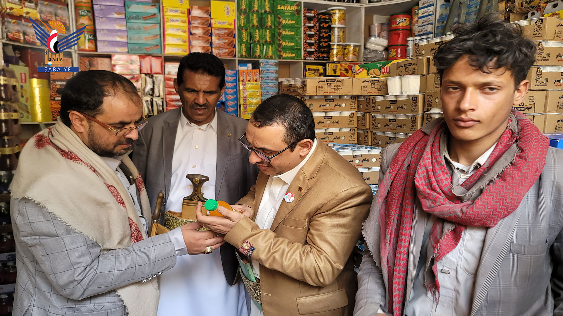 أمين محلي حجة يطلع على مستوى الالتزام بالأسعار في كحلان عفار