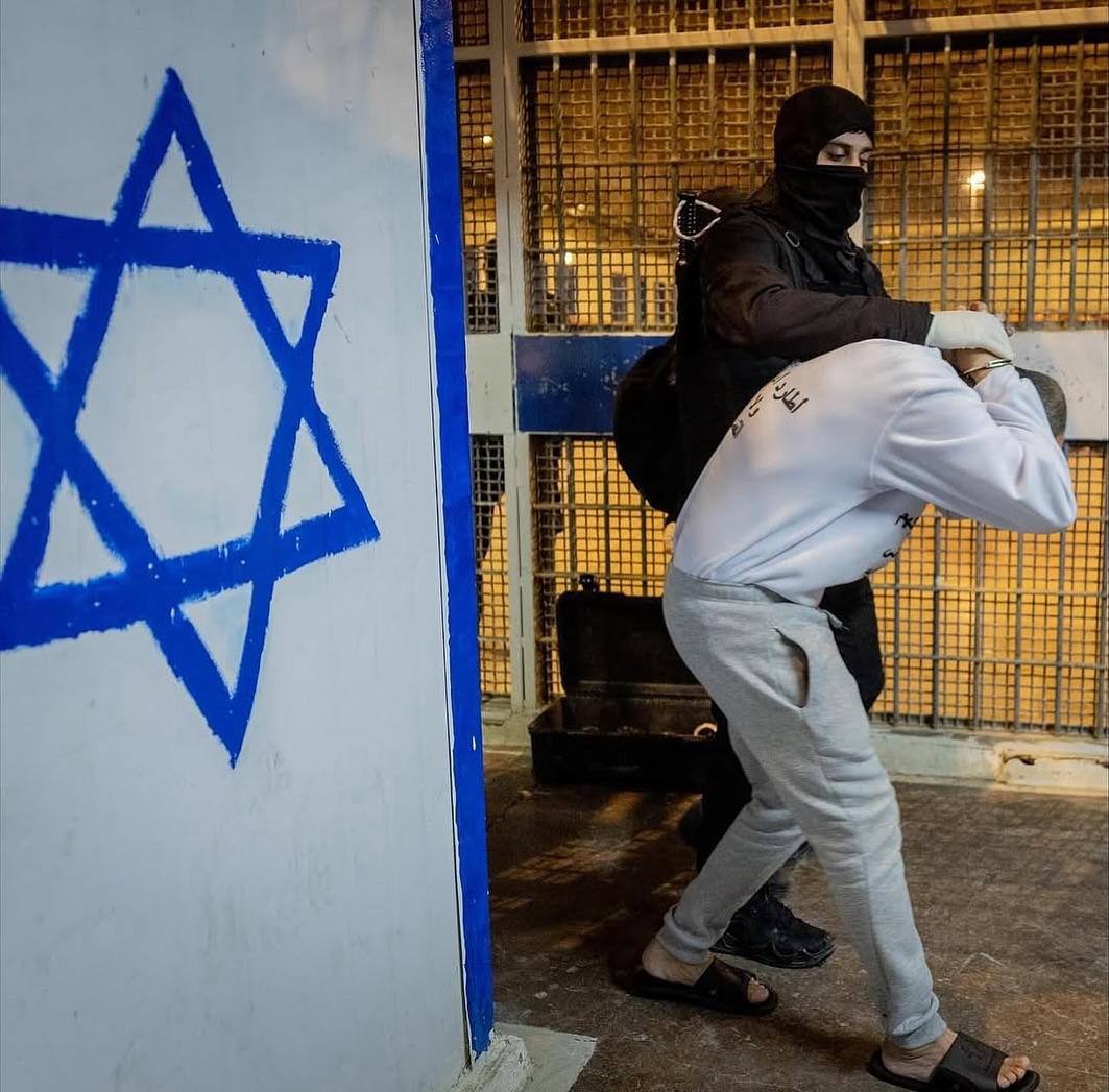 إعلام الأسرى:  مشاهد جديدة تُظهر حجم الإذلال والتنكيل الذي يتعرض له الأسرى الفلسطينيون