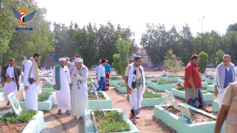 الحديدة .. قيادة وموظفو هيئة الأوقاف وعلماء يزورون روضة الشهداء