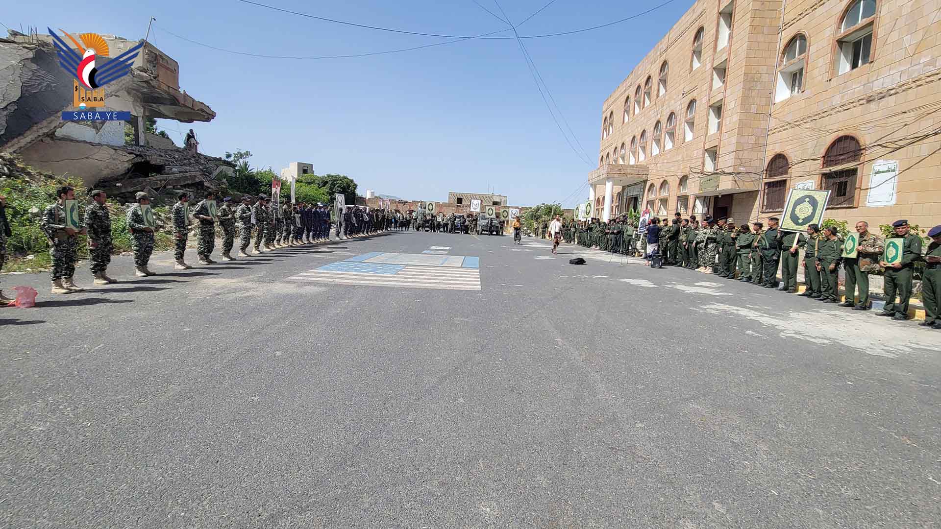 وقفة لمنتسبي أمن محافظة حجة نصرة للقرآن الكريم والمقدسات الإسلامية