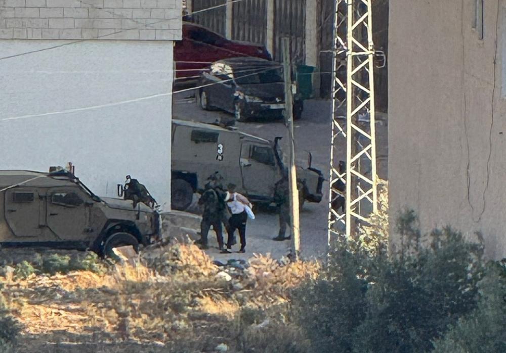 قوات العدو الإسرائيلي تعتقل شابا فلسطينيا غرب نابلس