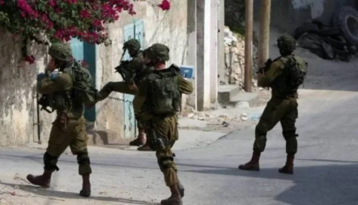 العدو الإسرائيلي يعتقل 4 فلسطينيين بينهم شاب من الخليل وطولكرم
