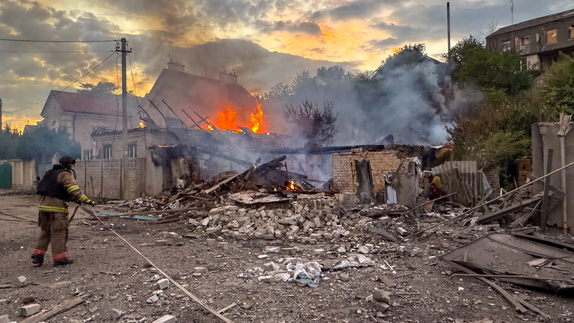 حريق جراء قصف أوكراني على مستودع للنفط في سوتشي الروسية