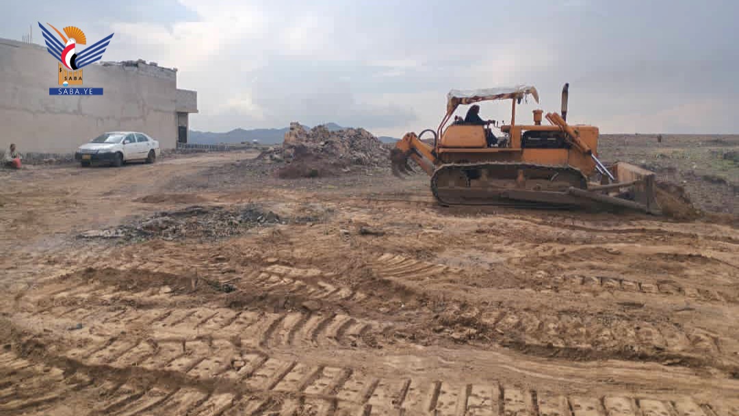 مسح وتسوية عدد من الشوارع في همدان بمحافظة صنعاء بمبادرة مجتمعية