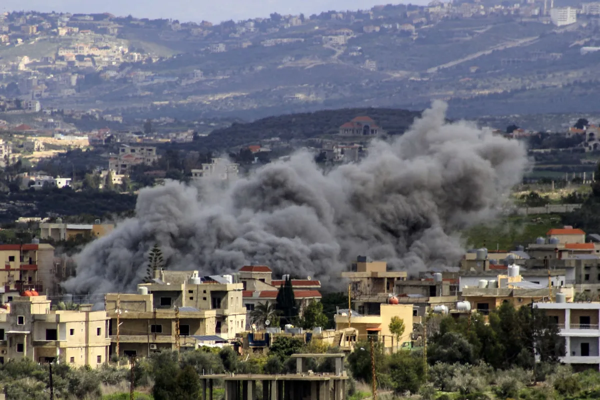 العدو الإسرائيلي ينفذ تفجيرات وينسف مناطق في جنوب لبنان