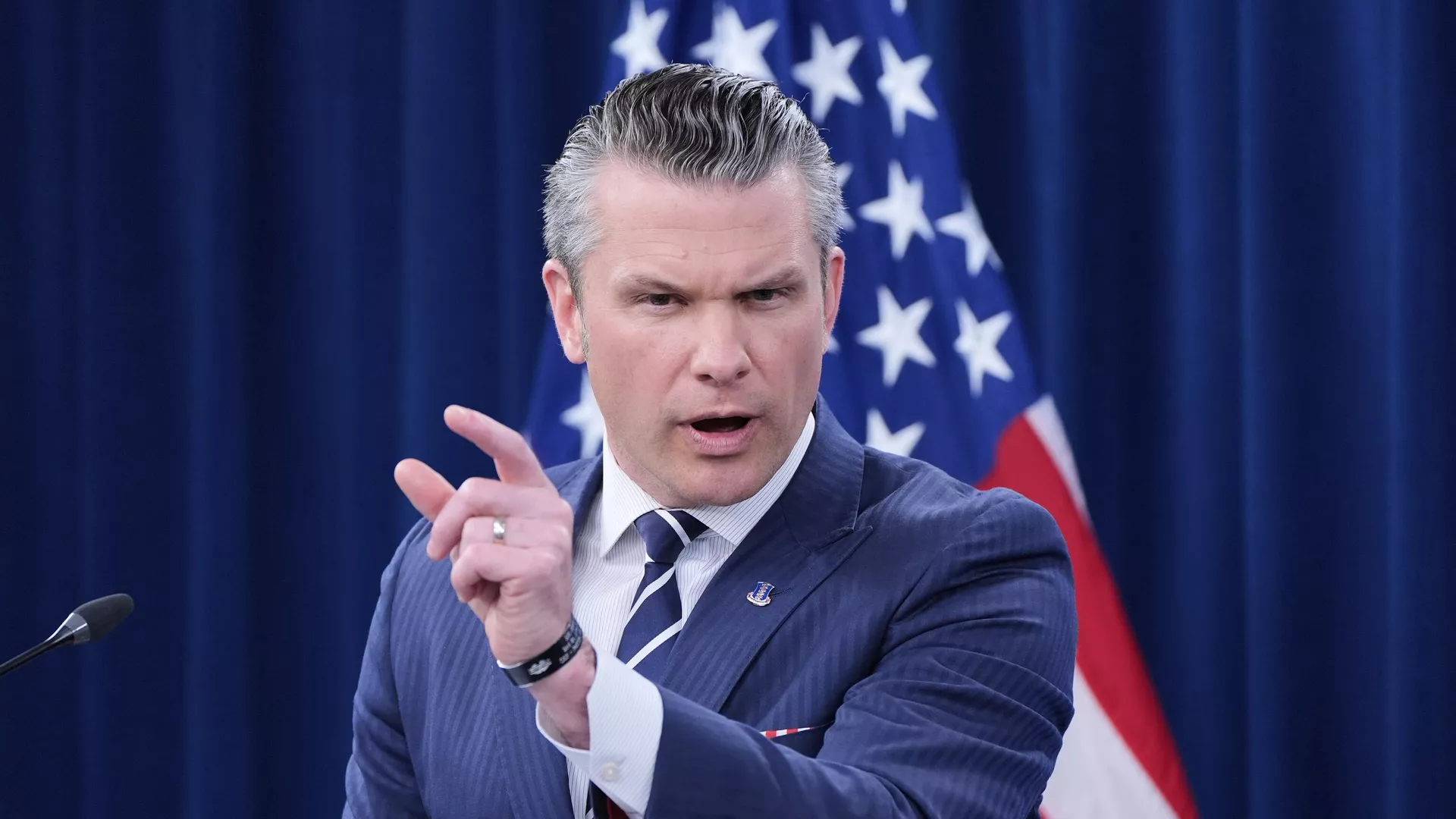 وزير الحرب الأمريكي يعلن استهدف سفينة جديدة "لتهريب المخدرات" شرق المحيط الهادئ وزير الحرب الأمريكي يعلن استهدف سفينة جديدة "لتهريب المخدرات" شرق المحيط الهادئ