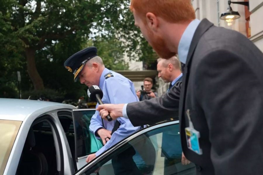 قائد القوات الجوية البريطانية يرفض إجابة أسئلة عن التجسس على غزة 