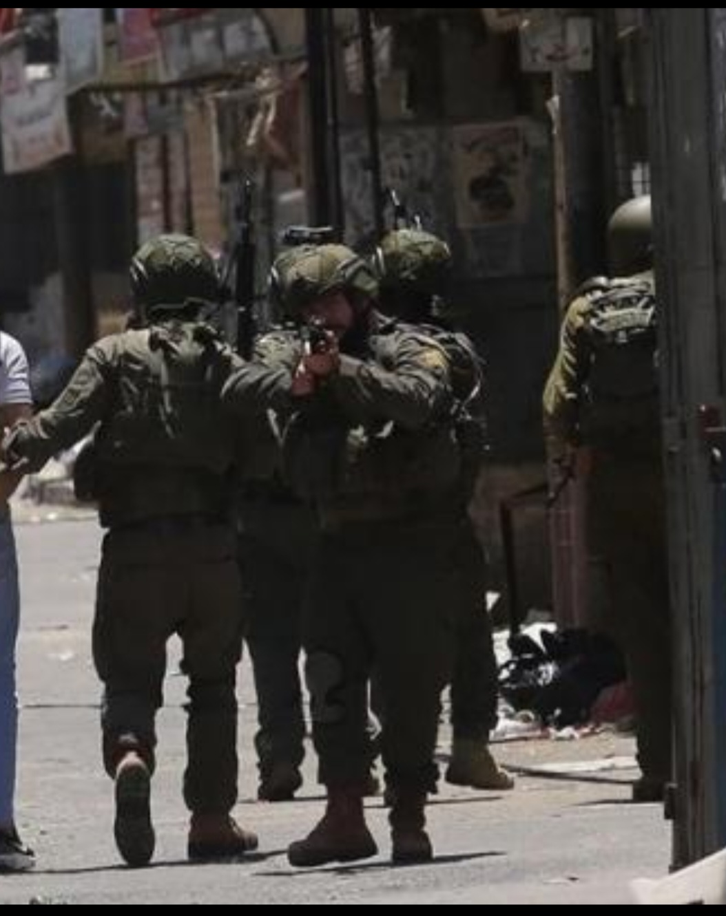 قوات العدو الاسرائيلي تواصل اقتحاماتها واعتقالاتها في مدن الضفة