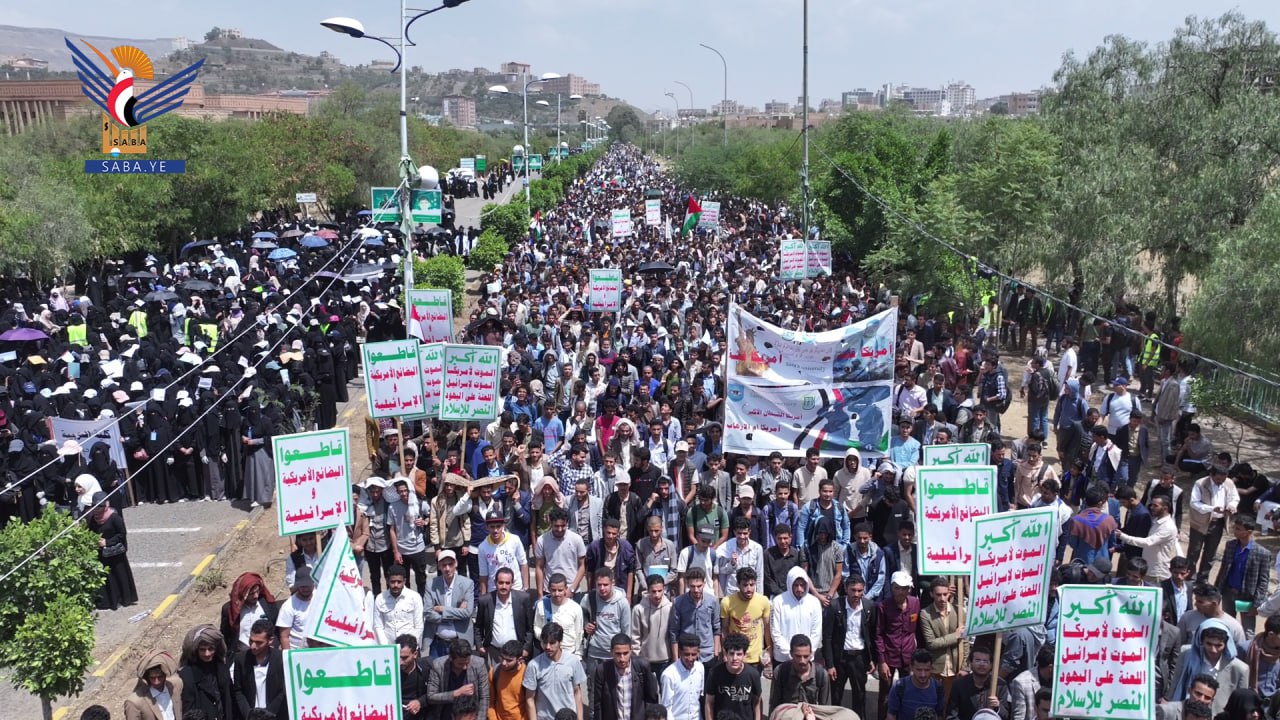 جامعة صنعاء تدشن العام الدراسي الجديد بمسيرة طلابية حاشدة دعما لفلسطين 