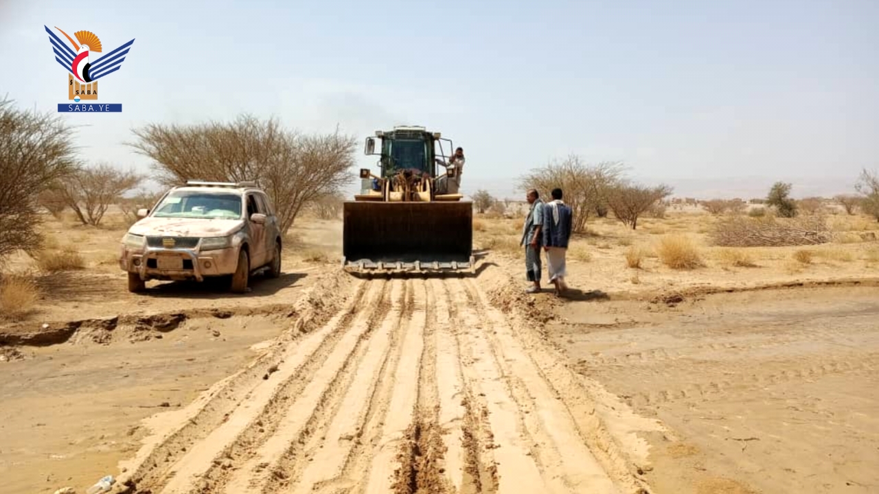تدشين العمل في مشروع الطريق الزراعي بمديرية الغيل في الجوف 