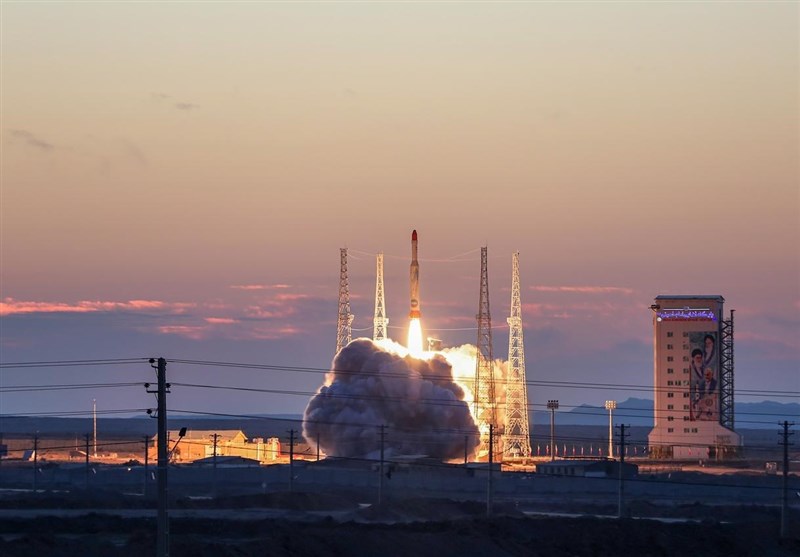 الجيش الإيراني يطلق القمر الصناعي "فخر 1" إلى الفضاء الجيش الإيراني يطلق القمر الصناعي "فخر 1" إلى الفضاء