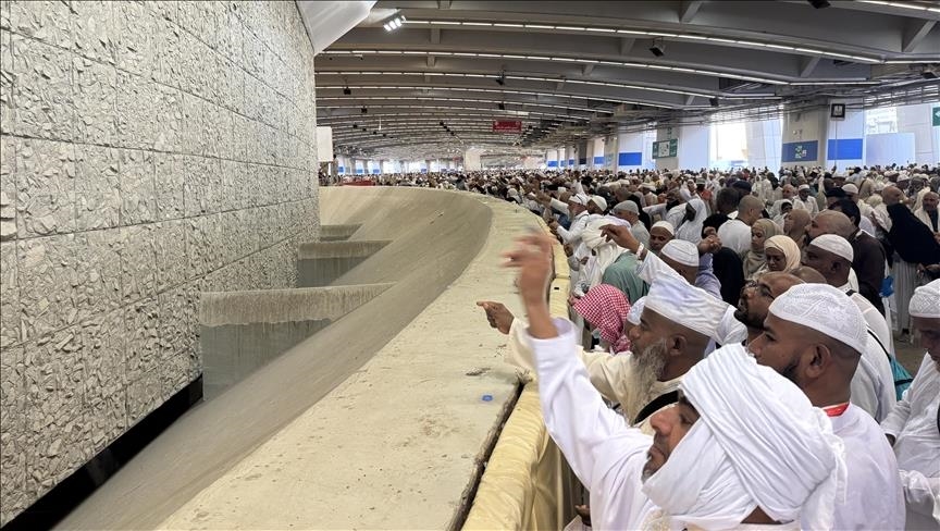 حجاج بيت الله الحرام يواصلون رمي الجمرات قبيل اختتام المناسك حجاج بيت الله الحرام يواصلون رمي الجمرات قبيل اختتام المناسك