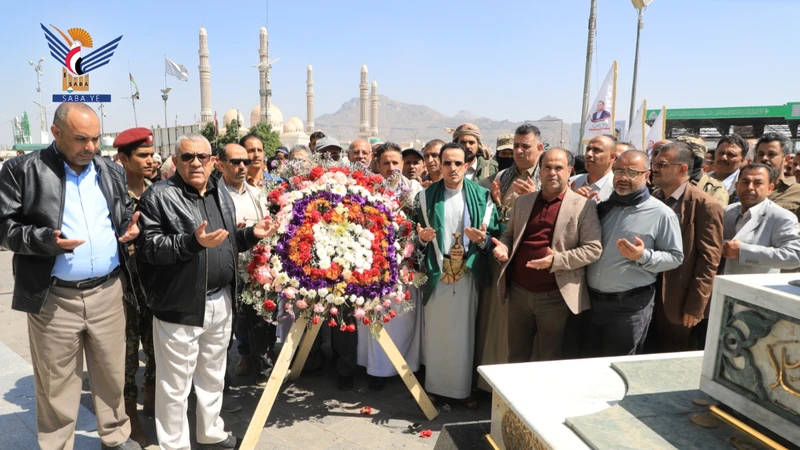 قيادة وزارة المالية ومصلحة الضرائب والجمارك يزورون أضرحة الصماد والرهوي والغماري