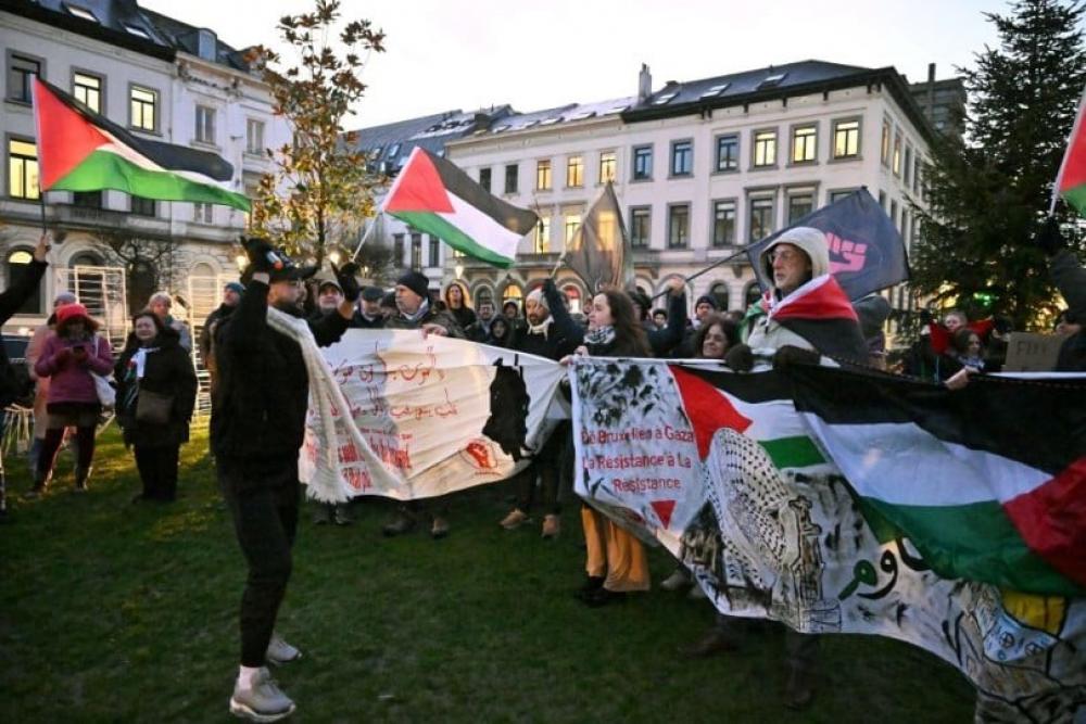  أطباء أوروبا يحتجون أمام البرلمان الأوروبي للتنديد بجرائم العدو بحق الطواقم الطبية في غزة