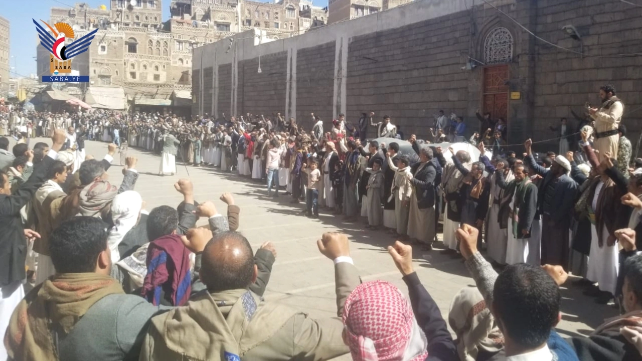 وقفات شعبية في أمانة العاصمة تحت شعار "موقفنا ثابت والتعبئة مستمرة"