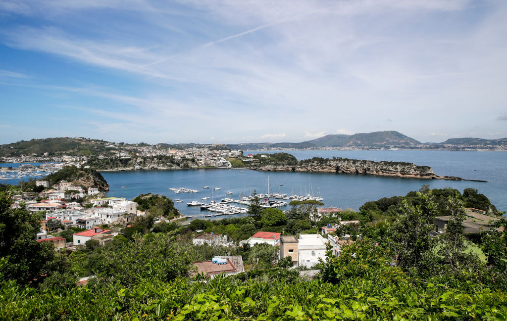  عشرات الهزات الأرضية تثير الذعر في منطقة بركانية جنوب إيطاليا