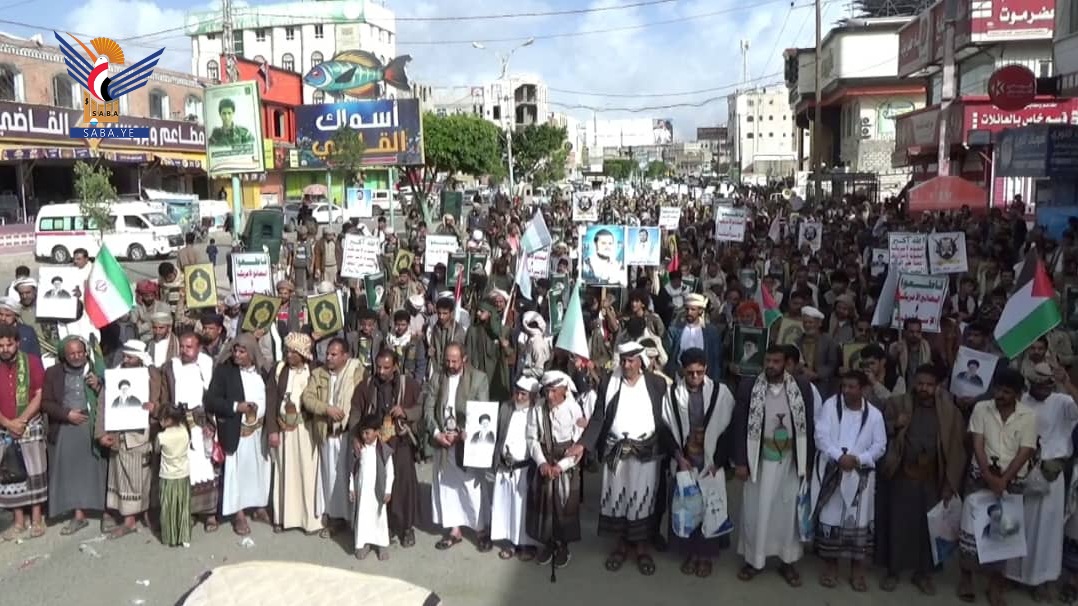 البيضاء .. مسيرات حاشدة تؤكد الوقوف صفًا واحدًا في مواجهة الطغيان الأمريكي الصهيوني