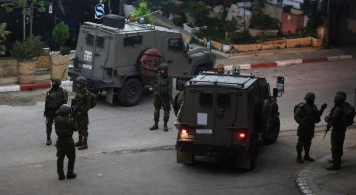 العدو الإسرائيلي يعتقل 6 فلسطينيين ويحتجز ثلاثة نساء وأطفالهن خلال اقتحامه عدة مناطق بالضفة