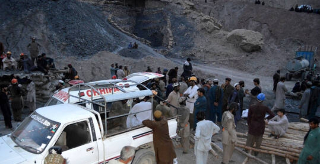 ارتفاع حصيلة قتلى انهيار منجم للفحم جنوب باكستان إلى 12 عاملا