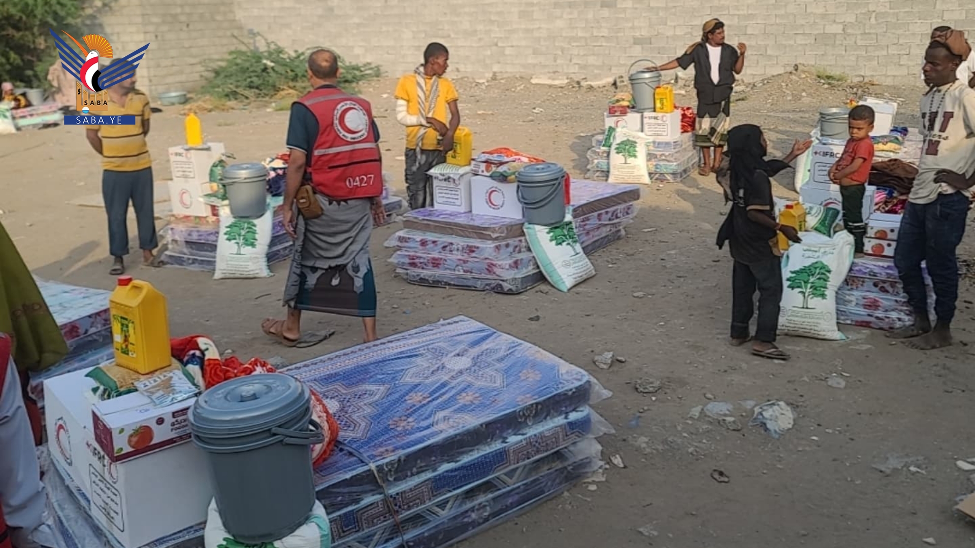 الحديدة.. الهلال الأحمر يقدم مساعدات للمتضررين من العدوان الأمريكي في مدينة أمين مقبل السكنية