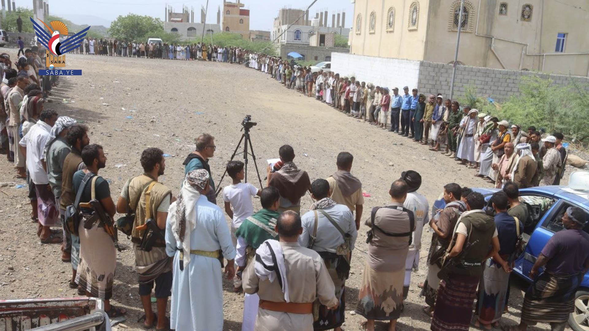 وقفة قبلية مسلحة بمقبنة إعلانا للنفير والجهوزية لكسر الحصار 