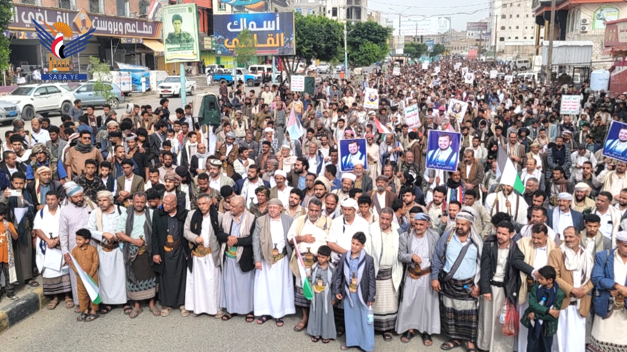 البيضاء .. مسيرات حاشدة تأييدًا لمعادلة "الحصار بالحصار والتصعيد بالتصعيد"