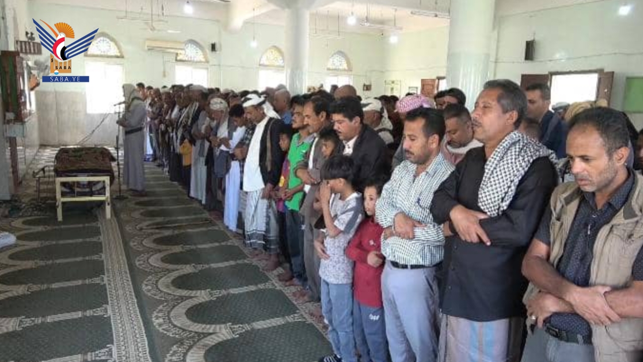 تعز.. تشييع جثمان التربوي عبدالله السروري في مديرية التعزية