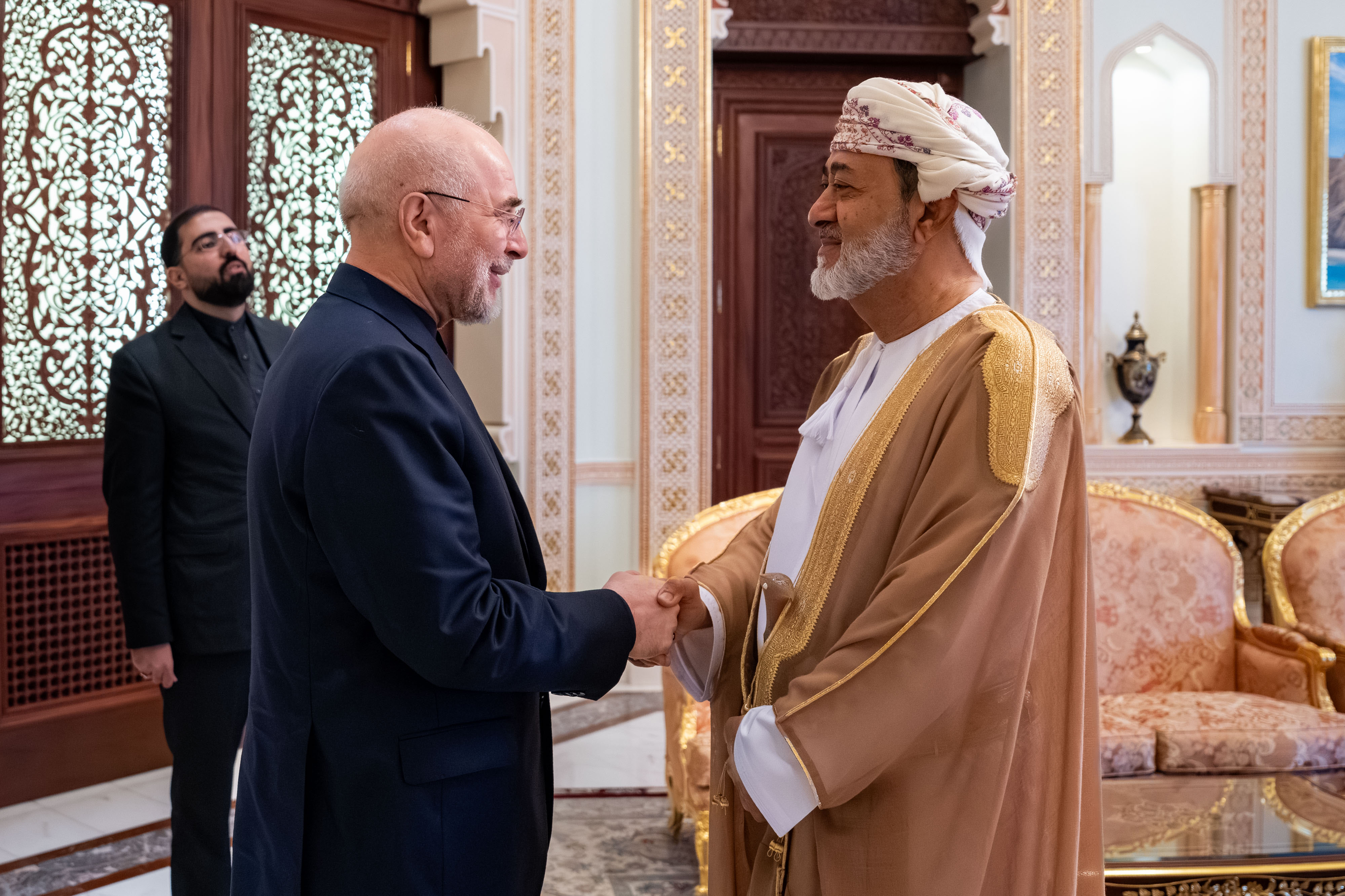 سلطان عمان يبحث مع الوفد الإيراني آخر تطورات المفاوضات بين طهران وواشنطن