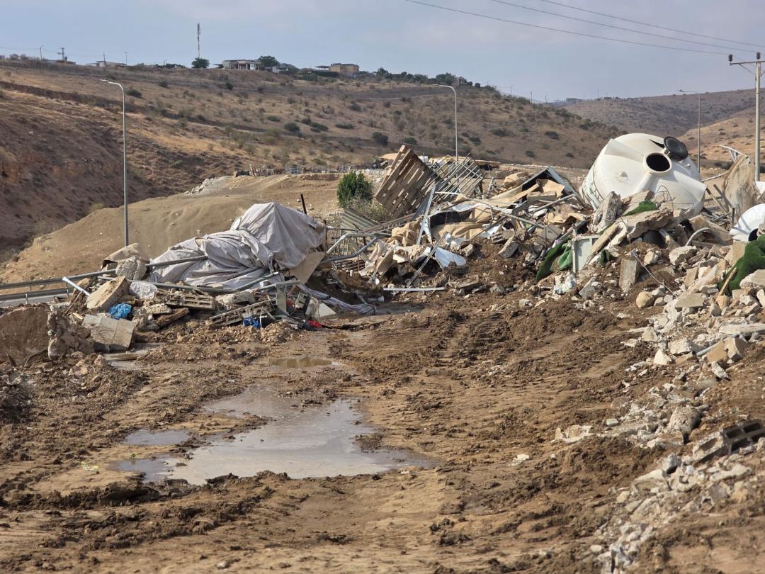 العدو الإسرائيلي يشرع بعمليات هدم في تجمع عين الحلوة بالأغوار الشمالية.. ويهدم غرفة زراعية في قرية الخاص شرق بيت لحم